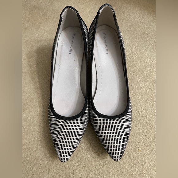 Tahari kitten Women’s heels with/ playful design, Ta-Toby pointed-toe classic - Picture 3 of 16